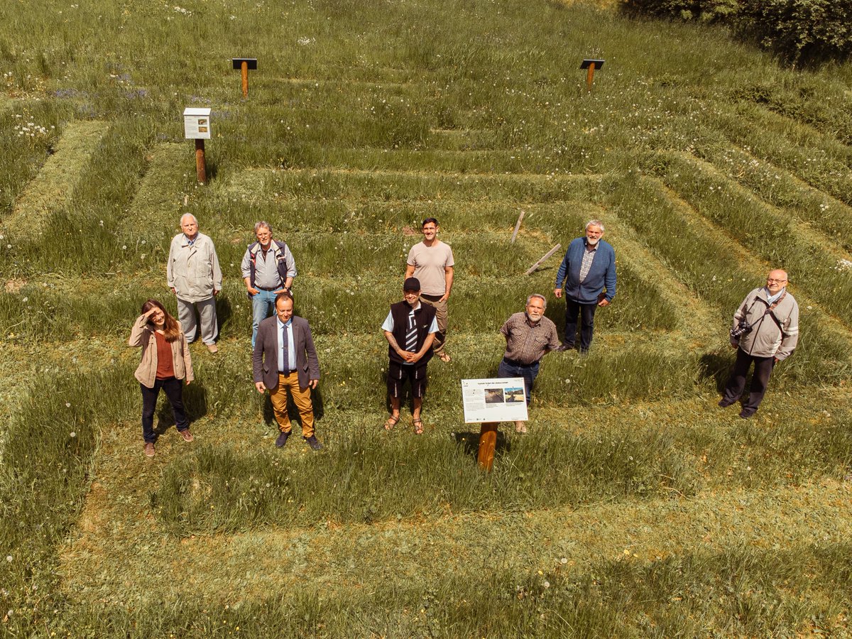 Libellen-Labyrinth: Auf einer Wiesenfläche in Weißenstadt legte das #LandratsamtWunsiedel im Rahmen des Projektes InseGdA ein Wiesenlabyrinth mit Informationstafeln über Libellen an.
weissenstadt.de/.../neues-laby…
#naturschutz #fichtelgebirge #labyrinth #libelle