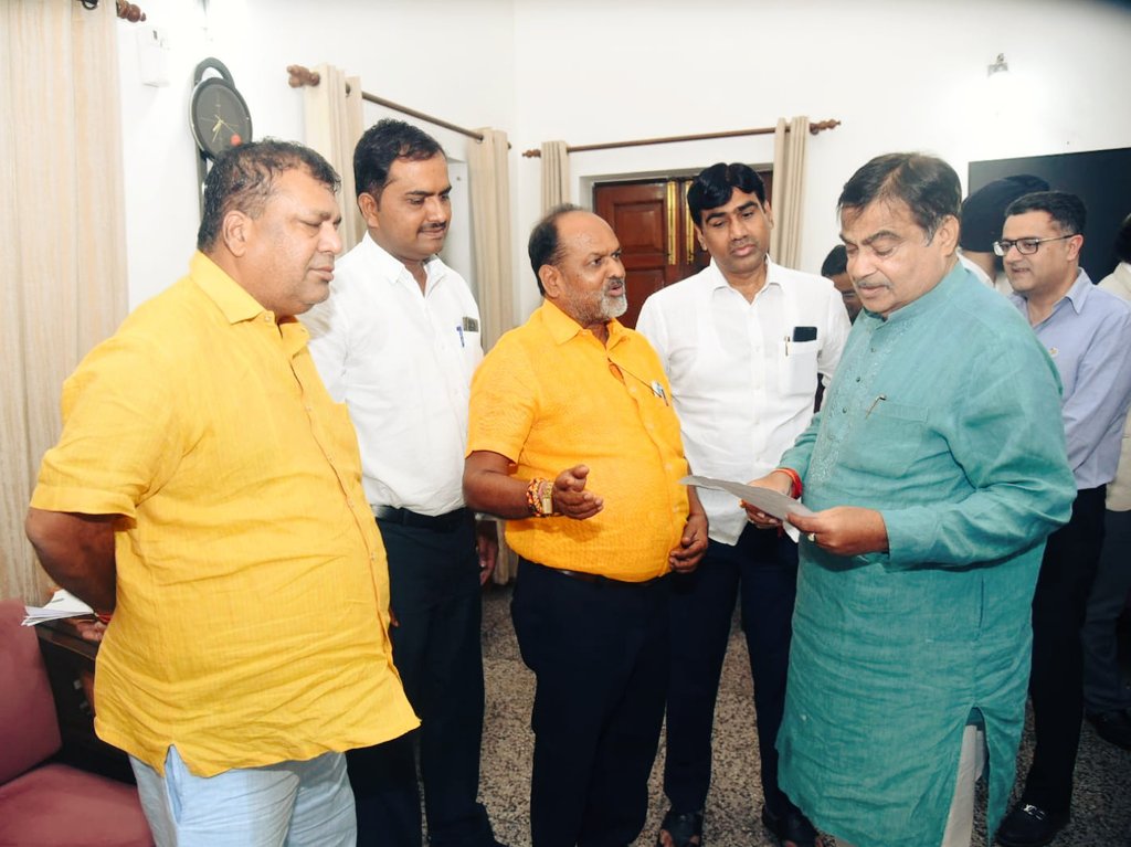 नवी दिल्ली येथे केंद्रीय रस्ते वाहतूक मंत्री ना.नितीनजी गडकरी यांना बेंगलोर मुंबई इंडस्ट्रीयल कॉरीडोर【MIDC】संदर्भात भेट घेऊन म्हसवड धुळदेव बरोबर माळशिरस तालुक्यातील गारवाड गावाचा समावेश करून पुढील प्रक्रिया तात्काळ चालू करणे बाबत संबंधित विभागाला निर्देश देण्याची मागणी केली.