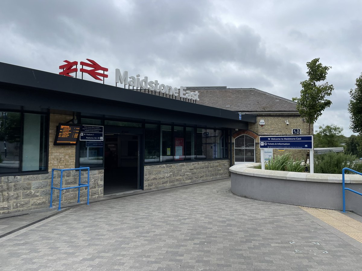 SimonZev's tweet photo. Back to London via this dinosaur!
It guards the entrance to Maidstone East station, complete with literal @_doublearrow
Old and new have been married together down onto the sweeping curve of the up platform.
Just another day on #Southern 👋
#FreightTeam #FreightIsGreat https://t.co/bul41C04XJ
