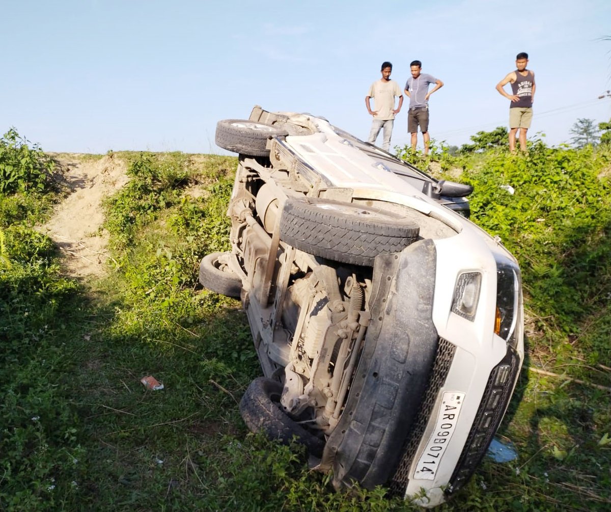 arunachaltimes_'s tweet photo. Four persons were injured when their #car was hit by a speeding train at #Debing on Tuesday. According to eyewitnesses, the Murkongselek-Dekargaon passenger #trainhit the car when the vehicle was trying to cross the railway track near Assam’s #JonekarengRailwayStation. https://t.co/3JbIMBGOkN