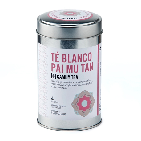El té blanco chino Pai Mu Tan o Bai Mudan es de sabor y aroma suave; es fresco, floral, afrutado y está elaborado con las primeras hojas de los brotes tiernos de la planta, que están recubiertas de una pilosidad blanca que le confiere ese tono blanco.
