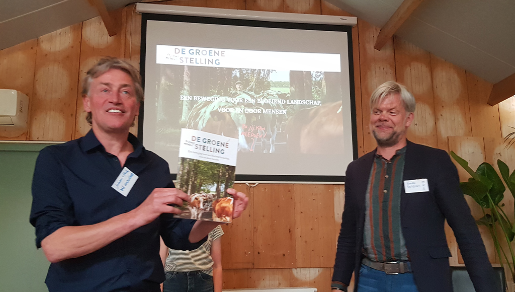 Strootman Landschapsarchitecten (@strootmansl) on Twitter photo 13 partijen slaan de handen ineen om een mooier en groener landschap in de <a href="/MRAsamenwerking/">Metropoolregio Amsterdam</a> te ontwikkelen: De Groene Stelling. Tijdens een feestelijke aftrap overhandigde <a href="/jeroenvanherk/">Jeroen van Herk</a> het manifest aan <a href="/emielreiding/">Emiel Reiding</a>. Benieuwd? Ook jij kunt meedoen! strootman.net/nieuws/de-groe… 13 partijen slaan de handen ineen om een mooier en groener landschap in de <a href="/MRAsamenwerking/">Metropoolregio Amsterdam</a> te ontwikkelen: De Groene Stelling. Tijdens een feestelijke aftrap overhandigde <a href="/jeroenvanherk/">Jeroen van Herk</a> het manifest aan <a href="/emielreiding/">Emiel Reiding</a>. Benieuwd? Ook jij kunt meedoen! strootman.net/nieuws/de-groe…