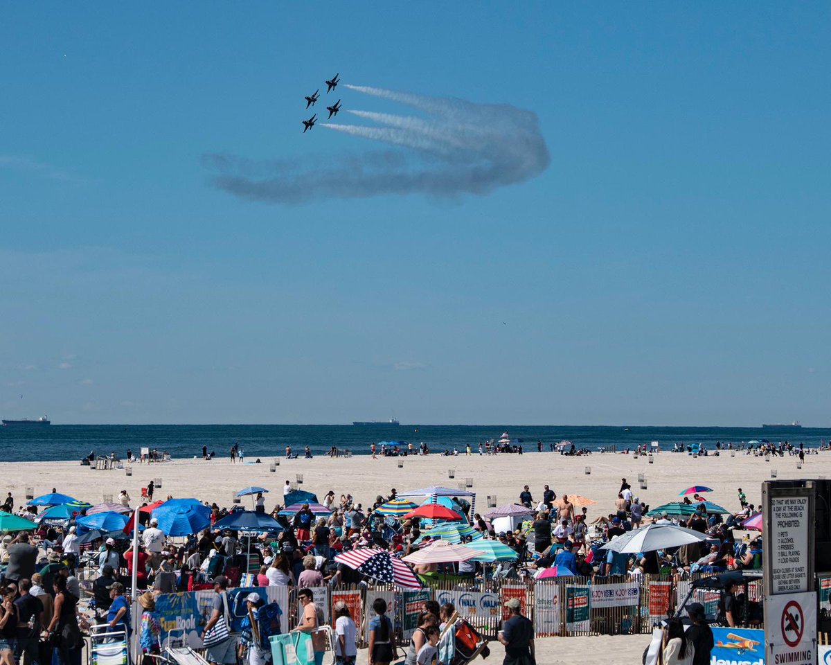 AFThunderbirds's tweet photo. And that’s a wrap New York! 

We thank everyone for joining us this weekend at the Beth Page Airshow, and we will see you soon @AF_Academy!🎓

#thunderbirds 
#AmericasTeam https://t.co/fFbykaPXfL