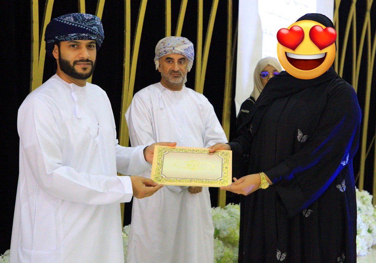 لحظة تكريمي في  حفل ختام  العام التأهيلي 2022-2023 تحت رعاية الفاضل/مدير دائرة التنمية : راشد آل عبدالسلام ..