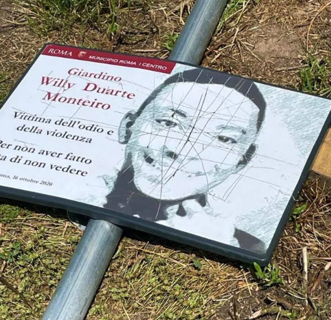 Topi che usano l'oscurità della notte
per sfregiare la memoria di un povero ragazzo ucciso.

Nel quartiere Esquilino di Roma la targa che segnalava il Parco dedicato a Willy Monteiro Duarte è stata divelta e vandalizzata con una svastica.