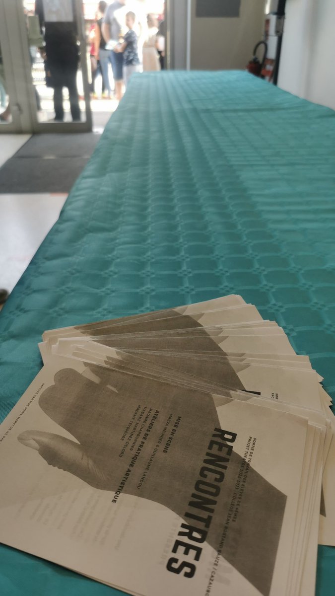 Derniers échauffements avant la grande montée sur scène pour les élèves de 4eme du @JeanRostandGers !
Concentration, texte en tête, mise en scène au point.. Il n'y a plus qu'à ! 👌#larencontre #peac @addagers @dsden_32 @ateliertheatre #eauze