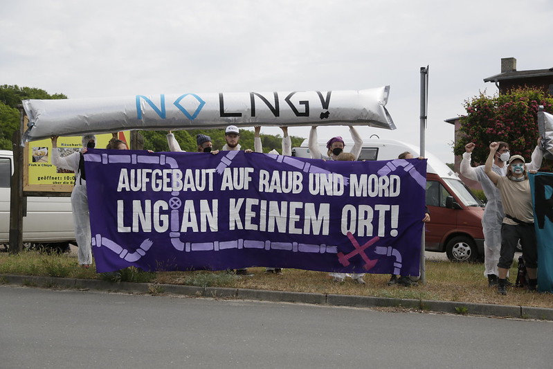 LNG-Import hält neokoloniale Strukturen Aufrecht. Profite werden in Deutschland gemacht, im Globalen Süden wird die Umwelt zerstört und Kritiker*innen gewaltsam verfolgt. #AlleGegenLNG Pic: @freundeskreisv