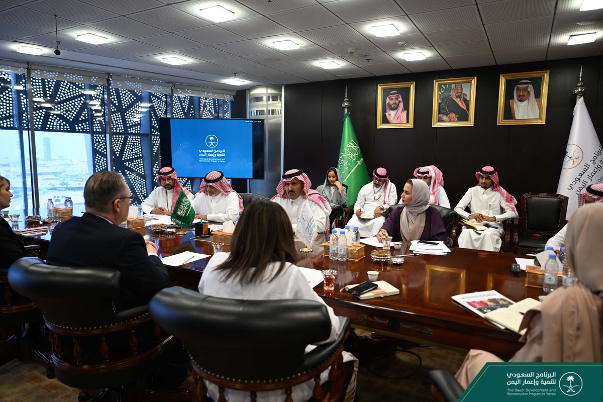 SaudiDRPY's tweet photo. اجتمع المشرف العام على #البرنامج_السعودي_لتنمية_وإعمار_اليمن السفير محمد بن سعيد آل جابر، مع د. عبدالله الدردري مساعد الأمين العام لدى الأمم المتحدة ومدير المكتب الإقليمي للدول العربية لدى برنامج الأمم المتحدة الإنمائي @UNDP والوفد المرافق له، اثناء الاجتماع تم استعراض الجهود المبذولة في #اليمن وبحث سبل التعاون المشترك.