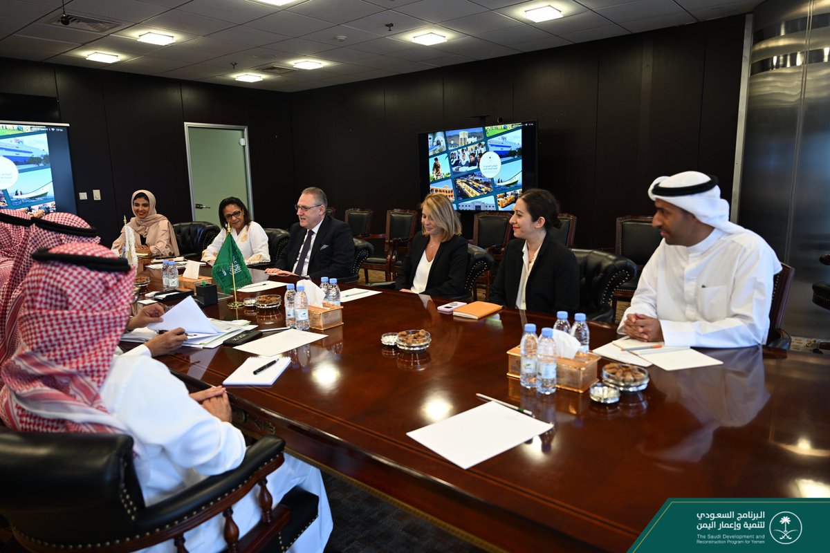 SaudiDRPY's tweet photo. اجتمع المشرف العام على #البرنامج_السعودي_لتنمية_وإعمار_اليمن السفير محمد بن سعيد آل جابر، مع د. عبدالله الدردري مساعد الأمين العام لدى الأمم المتحدة ومدير المكتب الإقليمي للدول العربية لدى برنامج الأمم المتحدة الإنمائي @UNDP والوفد المرافق له، اثناء الاجتماع تم استعراض الجهود المبذولة في #اليمن وبحث سبل التعاون المشترك.