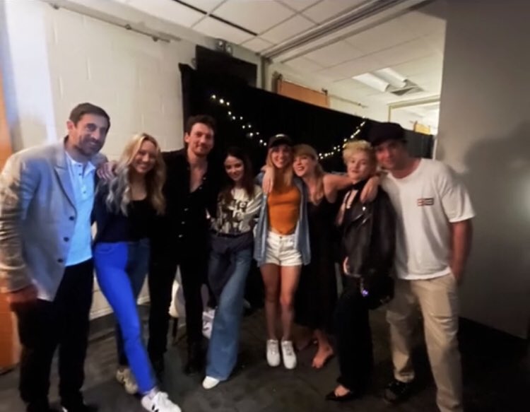 New pic of Suki Waterhouse with Taylor Swift, Robert Pattinson, Julia Garner, Aaron Rodgers, Miles Teller and Keleigh Teller at Taylor’s concert in New Jersey last weekend!

Keleigh Teller via TikTok!