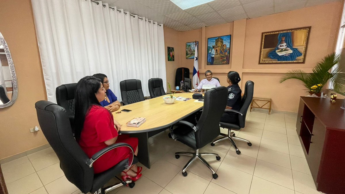 UTPBocas1's tweet photo. Reunión con la Policía Nacional @protegeryservir y la UTPBocas para la Reestructuración del Programa Universitario Vigilante.
#UTPBocas #Seguridad #Educación #Liderazgo https://t.co/64fPx5MT44