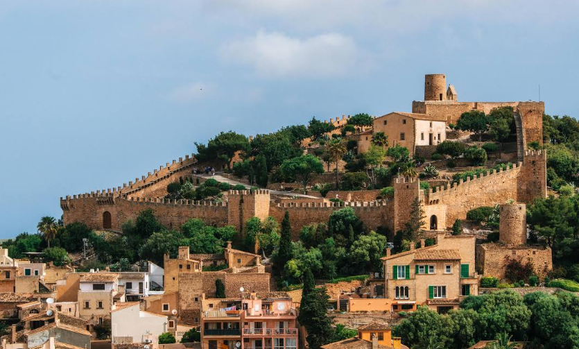 AutosVima's tweet photo. Capdepera is a charming village in Mallorca known for its imposing castle. A visit to this castle is an absolute must for those interested in history and culture.
#mallorca #castles #capdepera #vima #rentacar
https://t.co/ugLOZ4MpF8 https://t.co/17OxLjnNtz