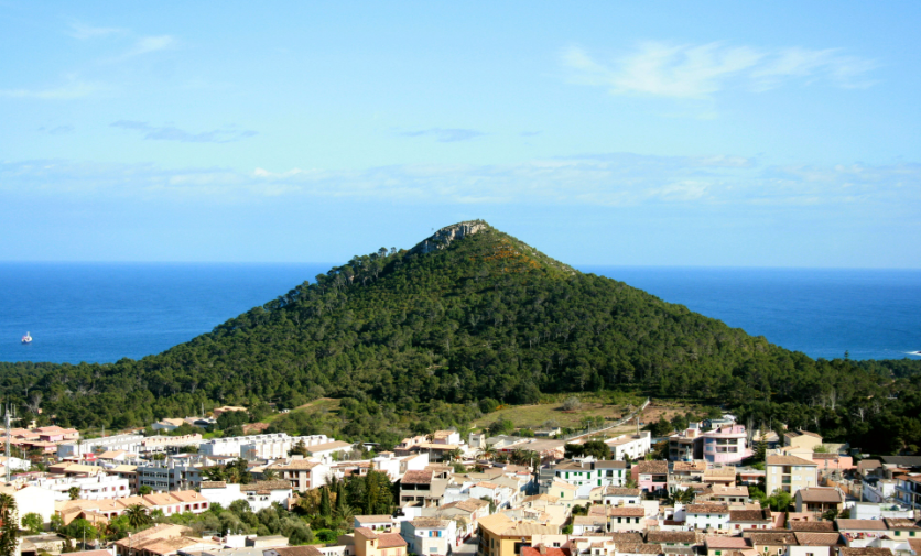 AutosVima's tweet photo. Capdepera is a charming village in Mallorca known for its imposing castle. A visit to this castle is an absolute must for those interested in history and culture.
#mallorca #castles #capdepera #vima #rentacar
https://t.co/ugLOZ4MpF8 https://t.co/17OxLjnNtz