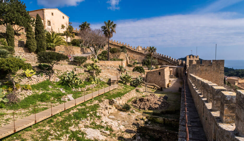 AutosVima's tweet photo. Capdepera is a charming village in Mallorca known for its imposing castle. A visit to this castle is an absolute must for those interested in history and culture.
#mallorca #castles #capdepera #vima #rentacar
https://t.co/ugLOZ4MpF8 https://t.co/17OxLjnNtz