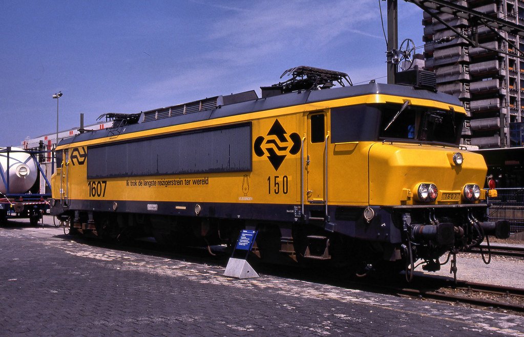 A one off here, NS 1607 from the Netherlands for HW.

This loco was recently scrapped and I decided to take it on, it comes alongside its decal on the side. It also has British modifications for running ingame.

The bogies and underframe are both not finished.