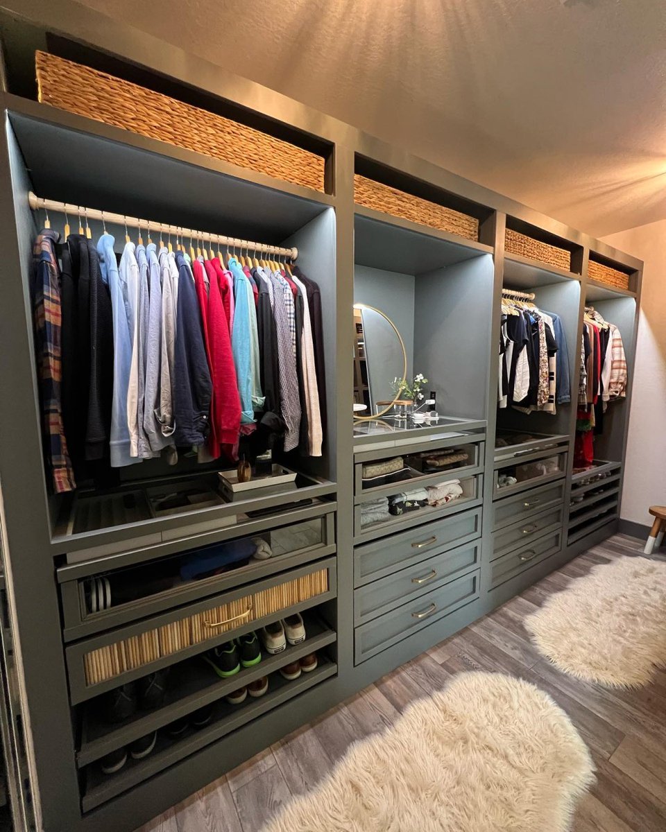 SherwinWilliams's tweet photo. Is this dream closet what your feed needs today? Tap the 💙 to thank @ juliecarmonahome (on Instagram) for sharing her #SWColorLove.
.
🎨: Homburg Gray SW 7622 https://t.co/JhFFhJ350x
