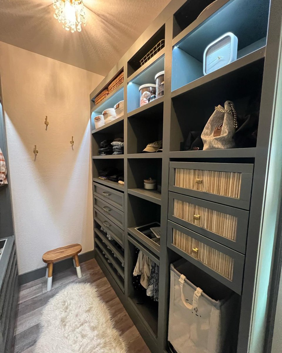 SherwinWilliams's tweet photo. Is this dream closet what your feed needs today? Tap the 💙 to thank @ juliecarmonahome (on Instagram) for sharing her #SWColorLove.
.
🎨: Homburg Gray SW 7622 https://t.co/JhFFhJ350x