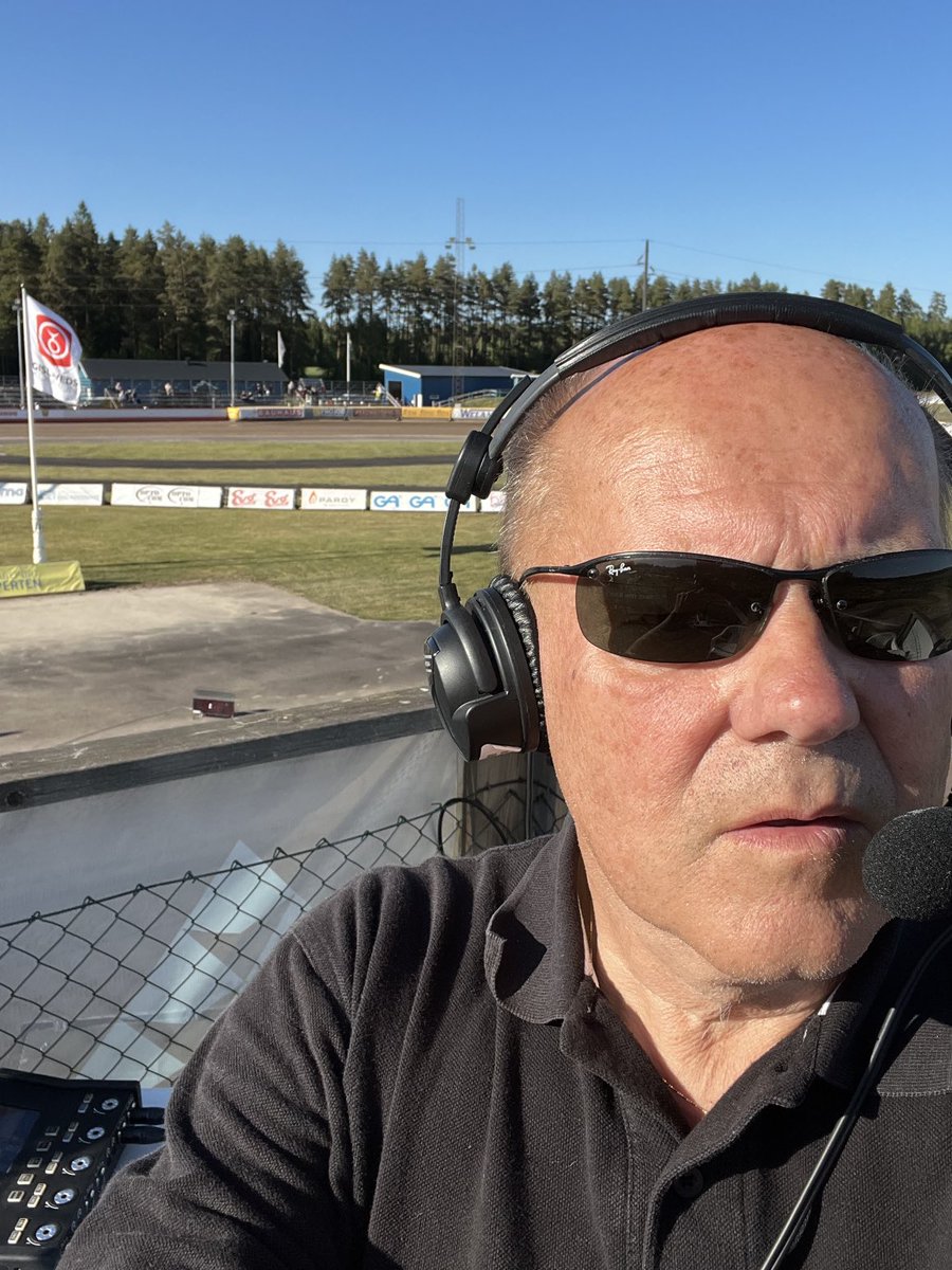 När vädret vill vara med kan detta vara  landets bästa kommentatorsposition.
Gislaveds motorstadion Lejonen - Smederna ⁦<a href="/Radiosporten/">Radiosporten</a>⁩