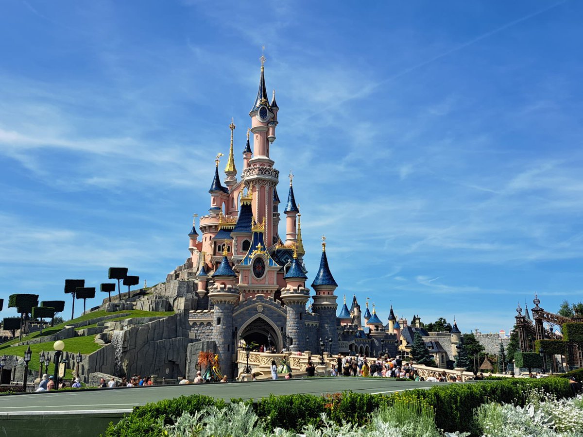 EDA superstars look like they have had a wonderful day at Disney Land Paris ๐ซ๐ท #weareEDA
