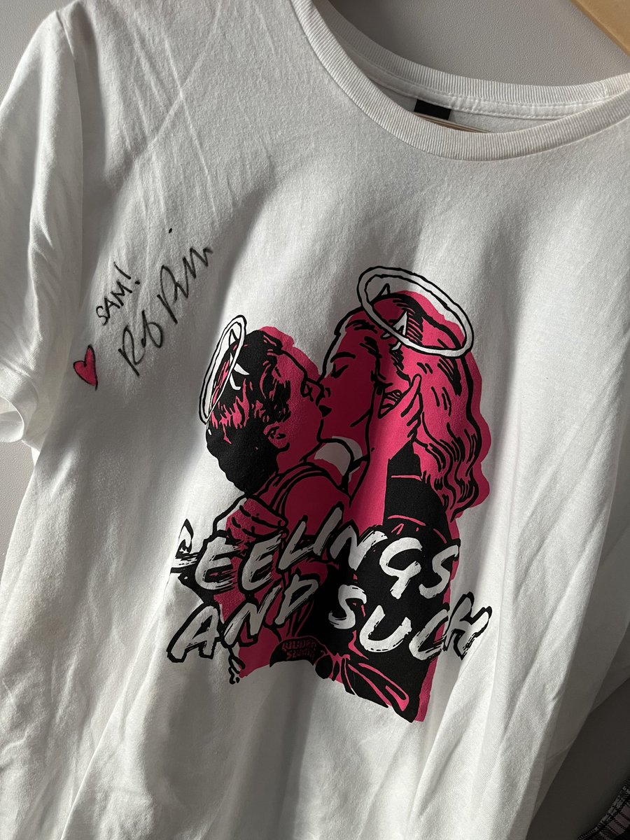 Sam260484's tweet photo. Got my T-shirt signed by @RobBenedict absolute love it! Going in a frame now! @LoudenSwain1 #purcon7 #loudenswain #feelingsandsuch https://t.co/LcniTDtach