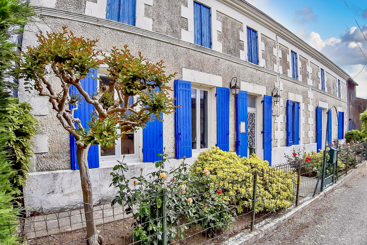 Beautiful stone property set in #Gironde. It comes with 3 to 4 bedrooms, large outbuildings, an inner courtyard, and a wooded and fenced garden with well. - €355,100 #dreamhome #frenchproperty #leggettimmobilier

frenchestateagents.com/french-propert…