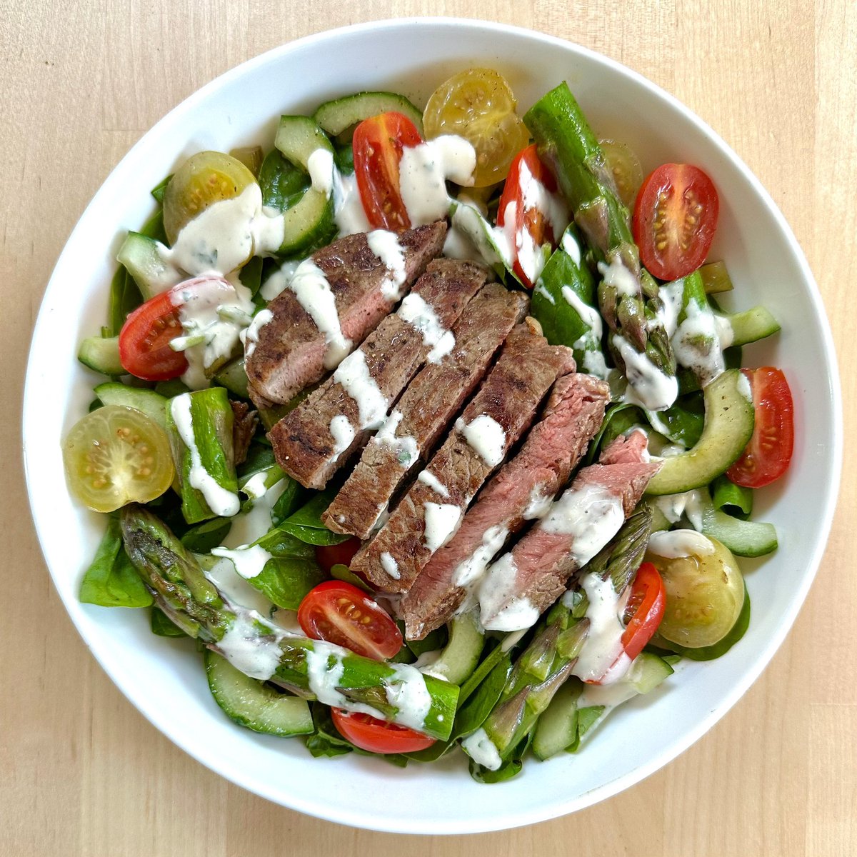 This is my steak salad with homemade Caesar dressing. ☀️ #yummo #myyummofoodblog #saladrecipe #saladbowl #homemade #glasgow #glasgowfood #eatwell #healthyfood #tomato #sunnyday #foodpics #steaksalad #salad #lunchtime #foodie #beef #asparagus #caesarsalad #fresh #tuesdaymotivation