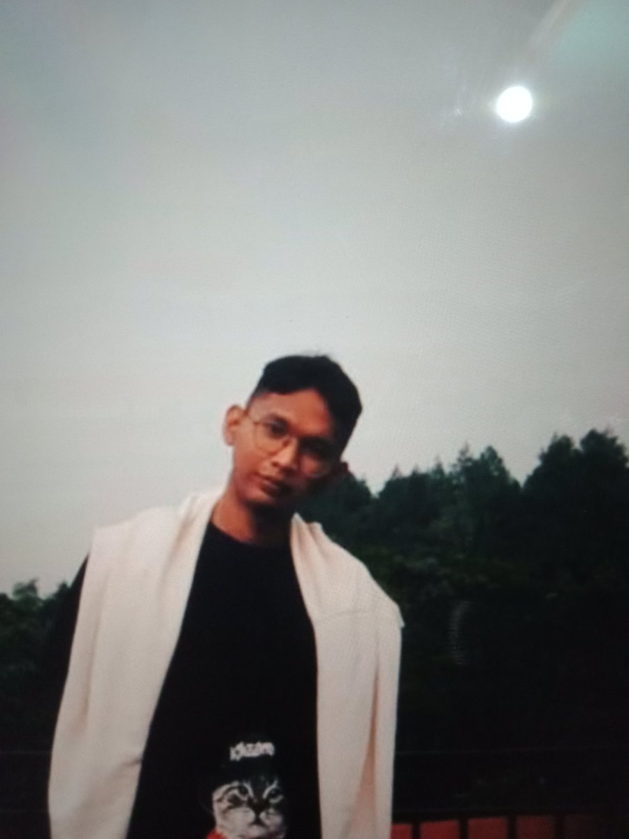 bukanchill_'s tweet photo. Sakit hati sama nih orang ngajak ketemuan di suruh ke kostnya eh udah ke kostnya malah gak keluar dasar kek paling ganteng aja nama Twitter nya @rafiiiiifffffff dasar gak bisa menghargai effort orang.  Baik baik deh hidup mu bye makasih kesan pertamanya hahaha https://t.co/CgPawaQDPD