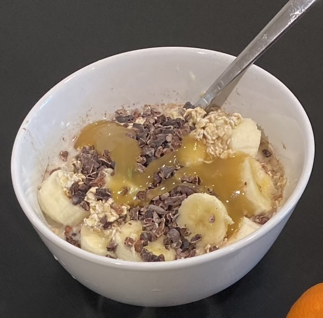 This will make you forget about cereal forever

-1/2 cup oats
-Pinch of cinnamon
-1 sliced banana
-2-3 TBSP cacao nibs
-1 TBSP raw local honey
-Milk of your choice

Pair with ~50g of protein of your choice and you've got a proper fn breakfast.

Enjoy!