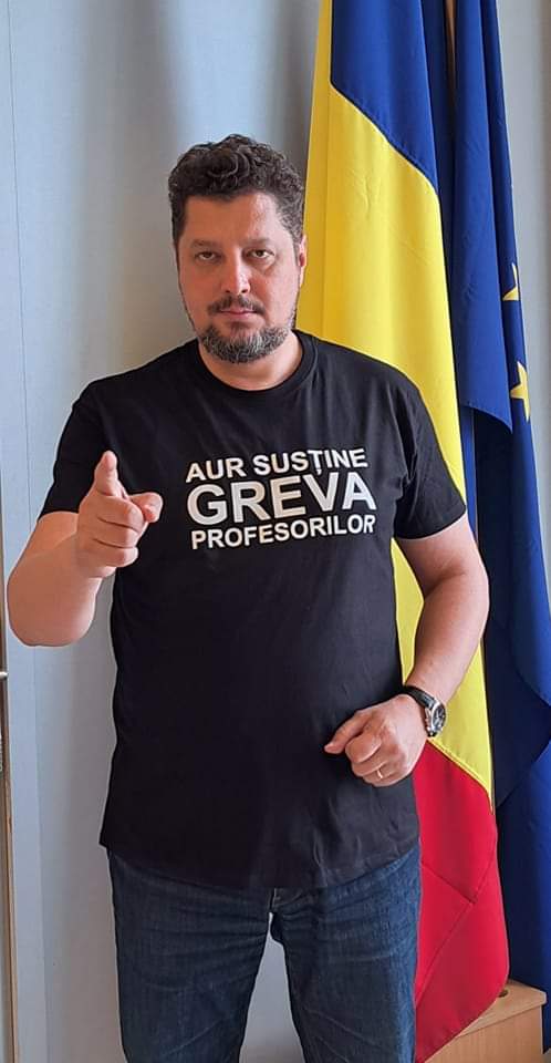 Claudiu_Tarziu's tweet image. Regimul @KlausIohannis, condus de un profesor, al cărui singur program a fost "România educată", umilește dascălii. 
Sîntem #solidari cu profesorii intrați în grevă.

@partidulaur 🇷🇴🇷🇴🇷🇴