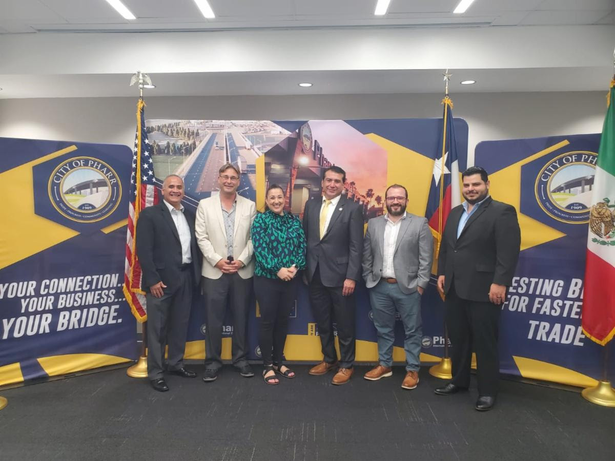 NCBFAA's tweet photo. Exciting update! #NCBFAA President Jose D. βJDβ Gonzalez met w/ Mid Valley Customs Brokers Association & CBP leadership at Pharr port in Texas. We discussed NCBFAA's priorities & showcased support on the Southern Border amid migrant crisis. Together, we make a positive impact! https://t.co/Wylnzj1iiv