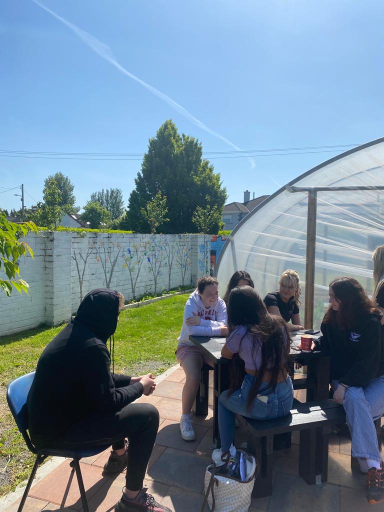 Our Learner Advocacy Committee enjoying today's meeting in the sunshine in our Sensory Garden 🌞🌻 @laoisoffalyetb  #ThisIsFET #LearnerVoice