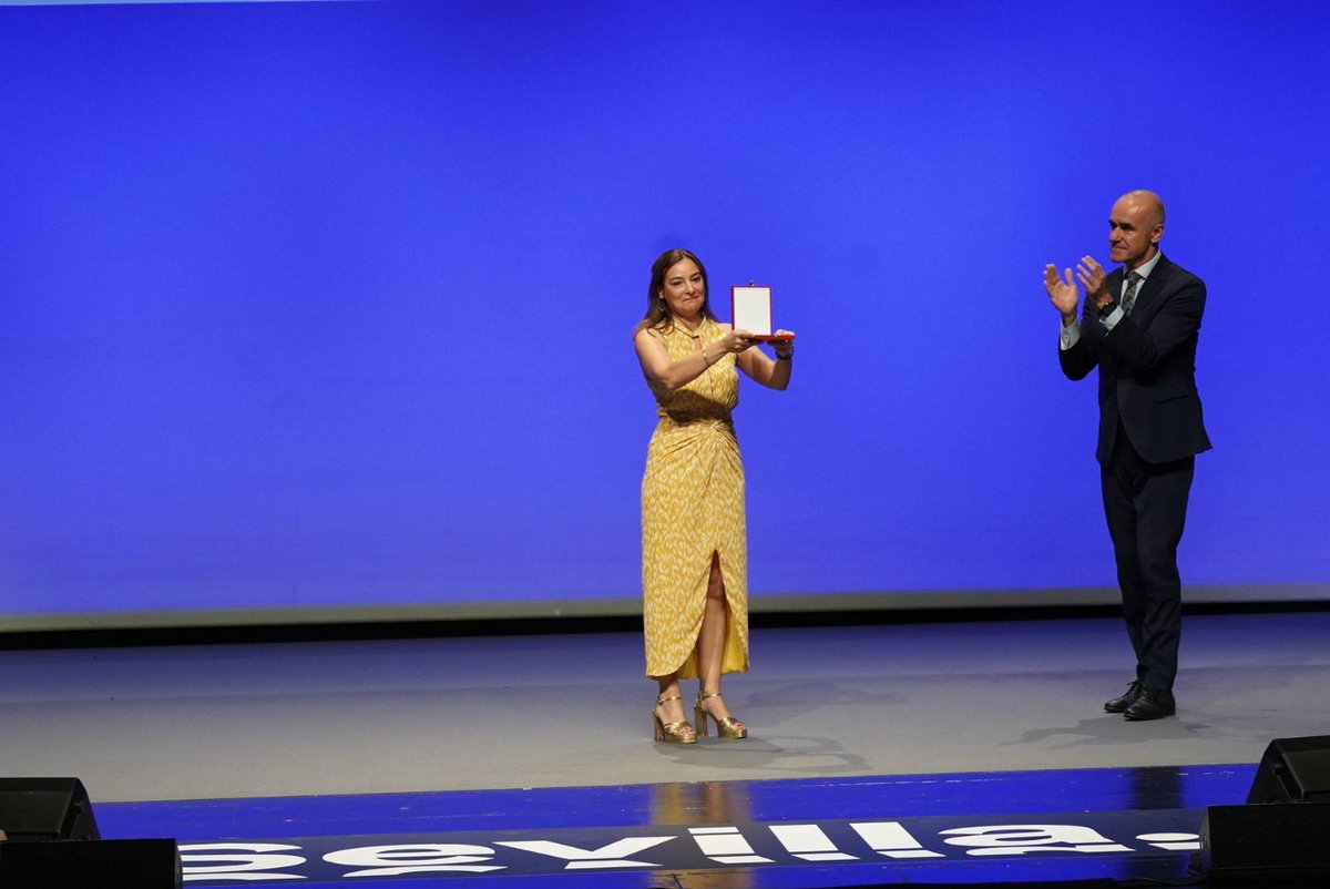 🥇 La #MedallasSevilla23 reconoce a título póstumo al profesor Emilio Gómez González, catedrático de Física Aplicada que desarrolló numerosas investigaciones de alta capacitación tecnológica en Salud que permitieron grandes avances hospitalarios. Recoge su hermana Carmen Gómez.