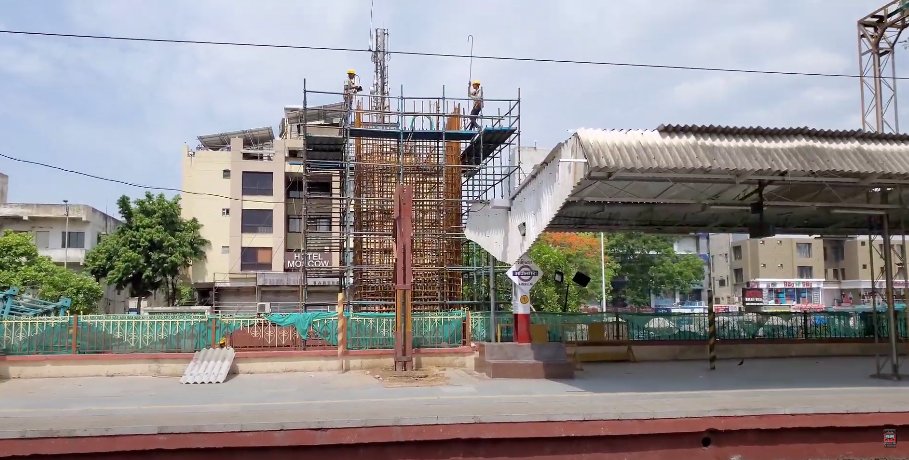 Physical Wor Progress at #MAHSR Pkg C7. Almost all Pillar half casted, only pillar cap left. 

The Picture is taken at Maninagar (Ahmedabad) Railway Station.  IRCON – DRA JV is working on this pacakge inside #Ahmedabad City for 18.133 km.

©️One More Train