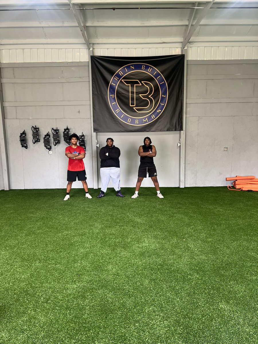 Work day with the fam!! Appreciate Will Putnam of Clemson Univ coming through and getting some work in! <a href="/JaydenWA2/">Jayden Wilson-Abrams</a> <a href="/CollinSadler1/">Collin Sadler ✞</a> <a href="/Nigel_Simmons_/">Nigel Simmons</a> <a href="/dj_geth/">DJ Geth</a> <a href="/jjacks68301/">Justin Jackson</a> <a href="/masonowens24/">Mason Owens</a> <a href="/ZaneSpence5/">Zane Spence</a> #BUILTTRAINTOUGH