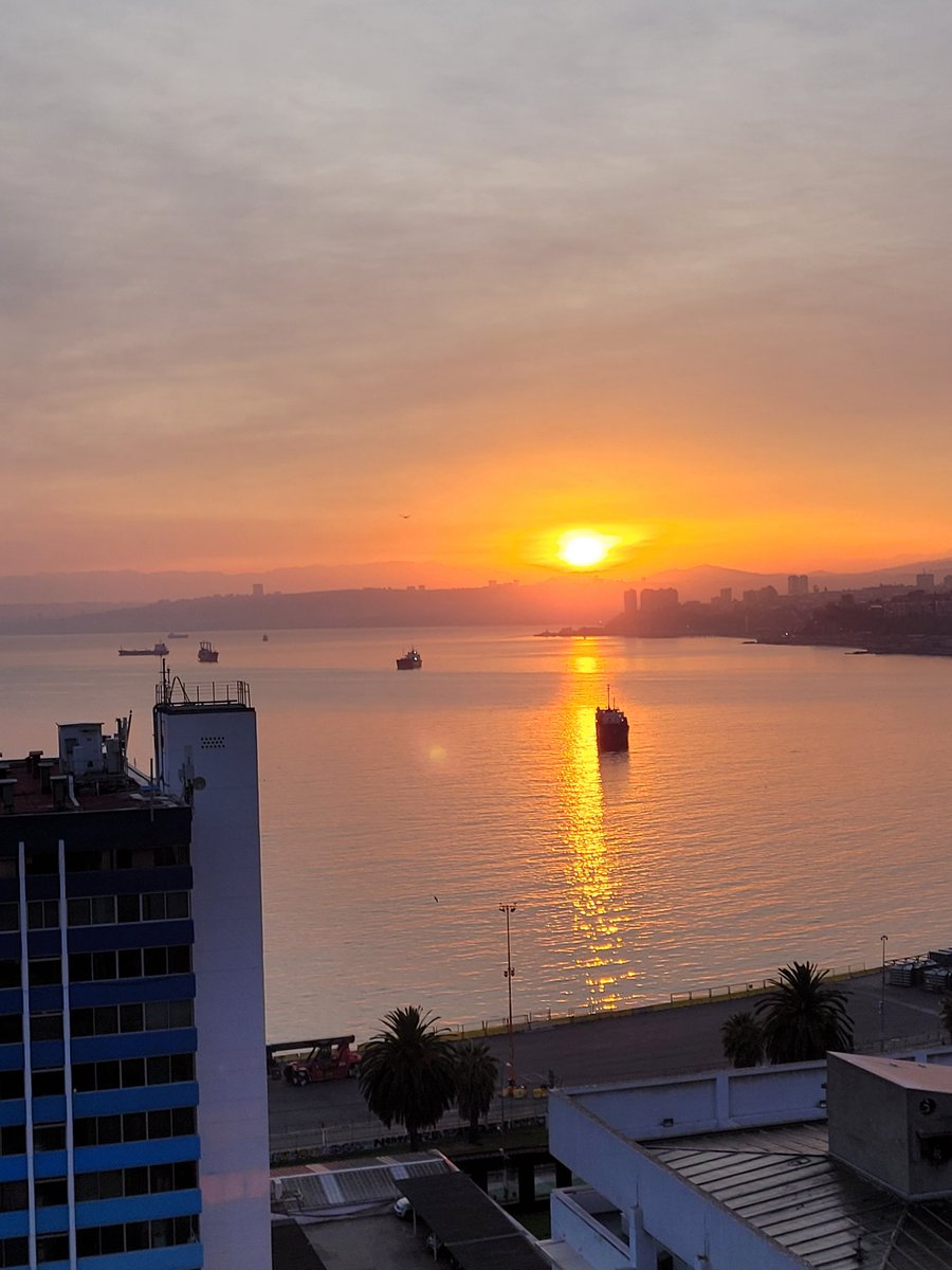 vanewilton's tweet photo. Lindo amanecer nos regala Valparaíso !!!! https://t.co/fHeYIs75hG