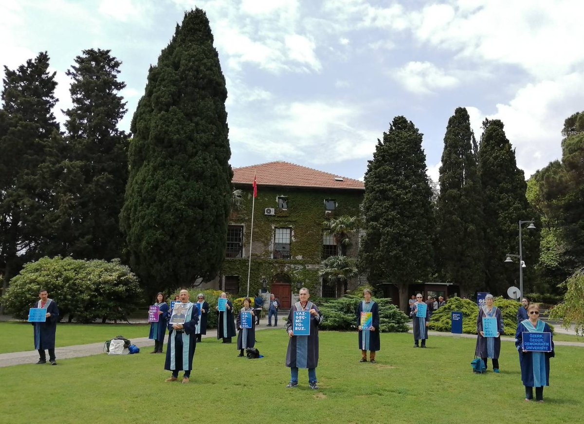 Bugün de üniversitemizde liyakat için ayaktayız.