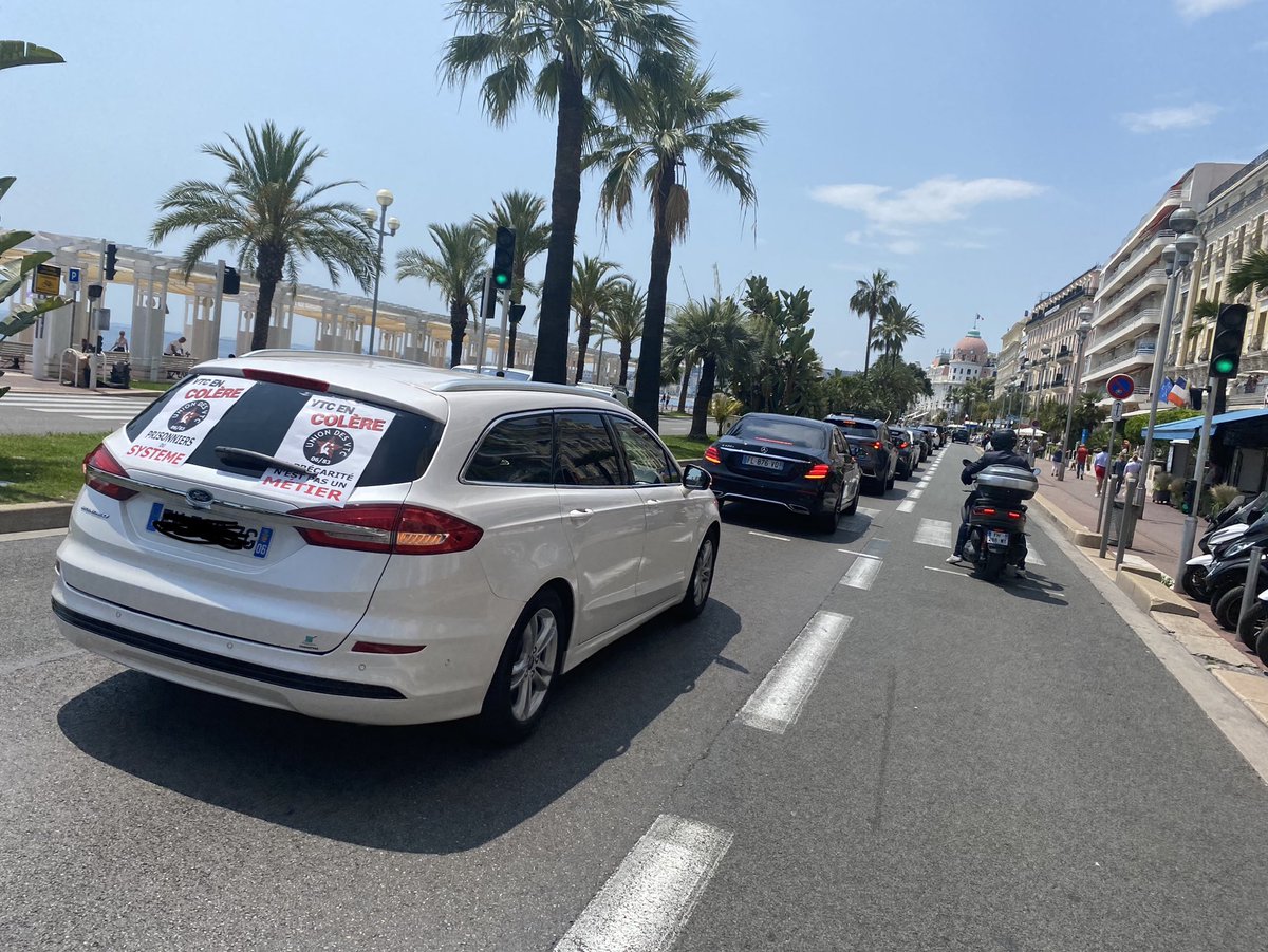 Opération escargot des VTC à Nice : une centaine de véhicules sur la Promenade des Anglais en direction de l’aéroport et de la préfecture