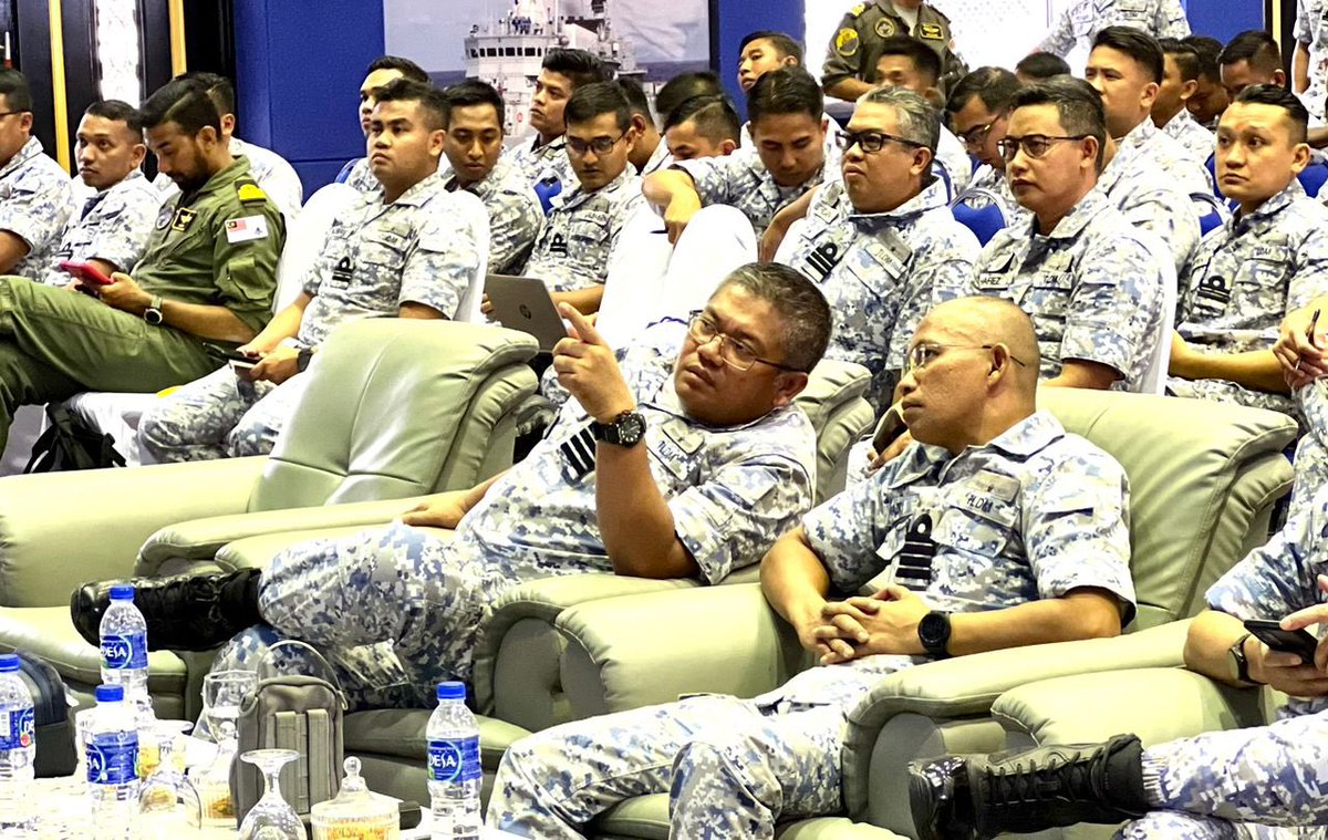 MPA_Barat's tweet photo. Gearing up for the Sea Phase!

Taklimat Pra-Pelayaran #OSTEXWEST2/23 memberi fokus terhadap kebolehoperasian &amp; pematuhan prosedur standard di kalangan peserta bagi memastikan kelancaran &amp; keselamatan semasa pelaksanaan Fasa Laut 

#HarbourPhase
#ArmadaBaratSiaga
#KeringatKeamanan https://t.co/S5obj6ozeW