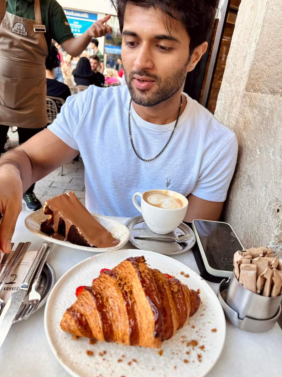 VDTrendsOffl's tweet photo. Latest Clicks Of @TheDeverakonda From Turkey 😍

#Kushi Last Schedule ❤️‍🔥✨
#VijayDeverakonda https://t.co/orBwcZF45q