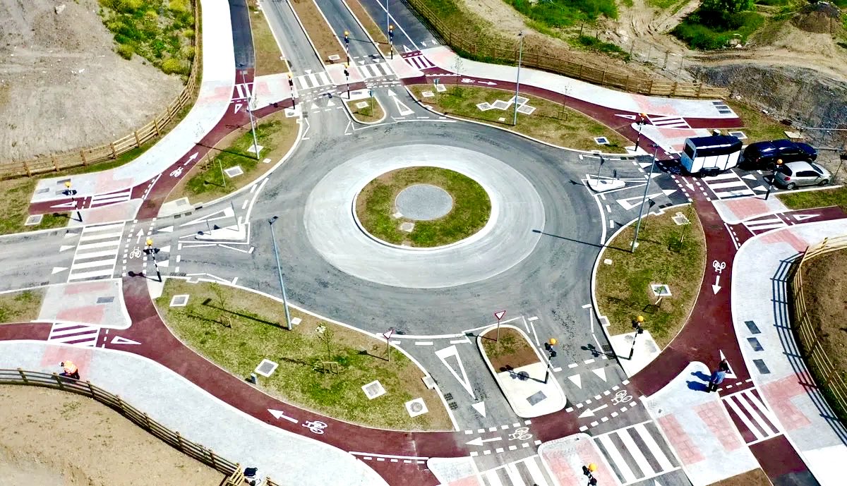 Dublin hat gestern den allerersten Kreisverkehr Irlands nach niederländischem Vorbild eröffnet. Dieser reduziert Abbiegeunfälle auf nahezu 0%. Solche Kreisverkehre lassen sich auch an kleinen Kreuzungen anwenden. Es zeigt sich: Die Lösungen sind da, wir müssen sie nur bauen😊