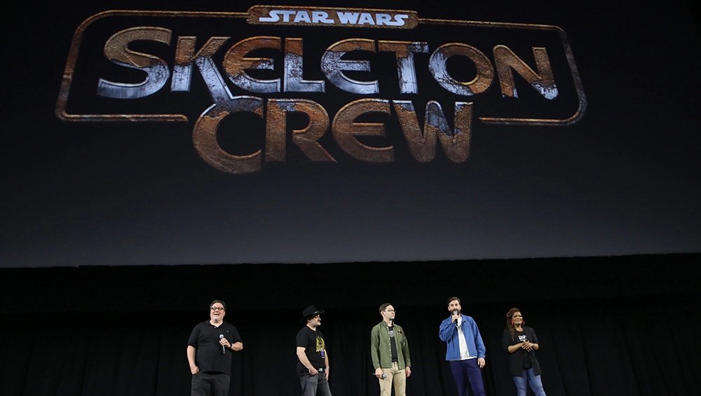Lucasfilm Star Wars: Skeleton Crew'un sekiz bölümden oluştuğunu açıkladı.

Bölümlerin çoğu diziyi yaratan Jon Watts ve Christopher Ford tarafından yazıldı. Bu ikili en son Spider-Man: Homecoming filminde çalışmıştı.