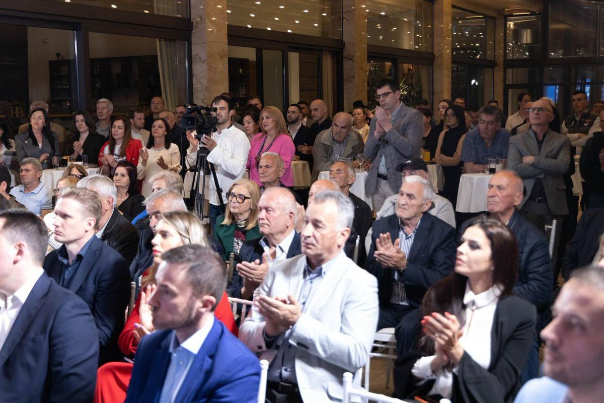 Sjajno veče u Beranama!

U gradu čiji razvoj je zaustavljen prije 10 godina i čijim stanovnicima, umjesto planova za bolji život, lokalna vlast nudi isključivo manipulaciju vjerskim i nacionalnim osjećanjima, naš tim je dočekan širom raširenih ruku.

Pokrenućemo Berane! ZAJEDNO!