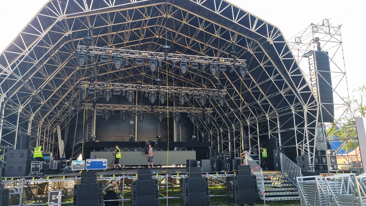 EnlightenedLx's tweet photo. The perfect weather for a festival build!
LD Gary Churchill and crew rigging the lights for last weekend’s ‘In it Together Festival’ (ITT), working for our friends at SWG Events.
#enlx #swgevents #inittogetherfestival #eventprofs #liveevents #eventproduction #prolx #eventcrew https://t.co/6GRkX7wXKY