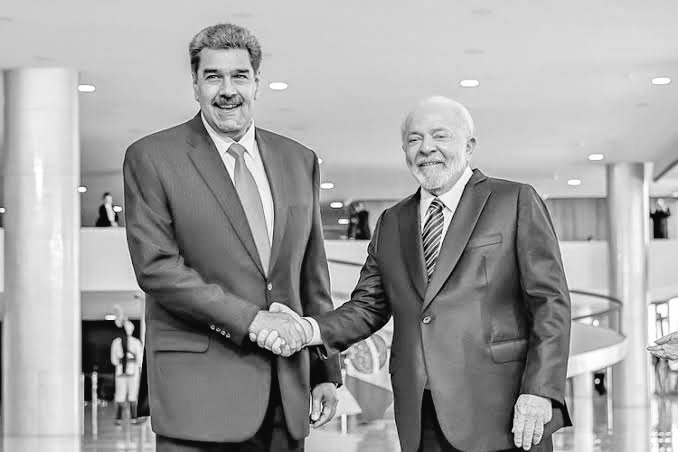evandro_salermo's tweet photo. Ainda, alem da divida de US$ 1,2 bilhões com o Brasil, é um pais acusado pela ONU de crimes contra a humanidade e ligado ao narcotrafico.

Quem aperta a mão de Maduro, se suja de sangue?

Temos ódio e nojo da ditadura. https://t.co/xX7DFi53fV