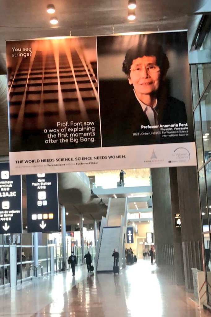 CESEG_USB's tweet image. Desde hace varios días, en el aeropuerto de Paris - CDG se exhibe este enorme cartel de la Fundación L'Oréal. En él, se destaca la imagen de nuestra egresada Anamaría Font, destacada física teórica venezolana. 

Foto tomada de @SolmarVarela
#USBve #UCV #WomenInSTEM