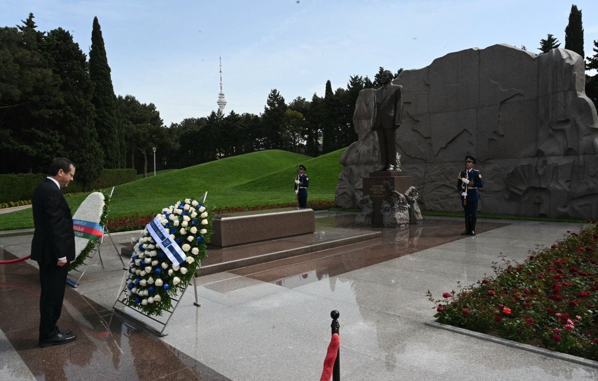 Honored to lay a wreath at the tomb of the founder of modern Azerbaijan, President Heydar Aliyev, and at Martyrs' Lane, which memorializes fallen soldiers. President Aliyev was a great leader who paved the way for the warm relations with Israel, for which we are grateful. 🇮🇱🤝🇦🇿