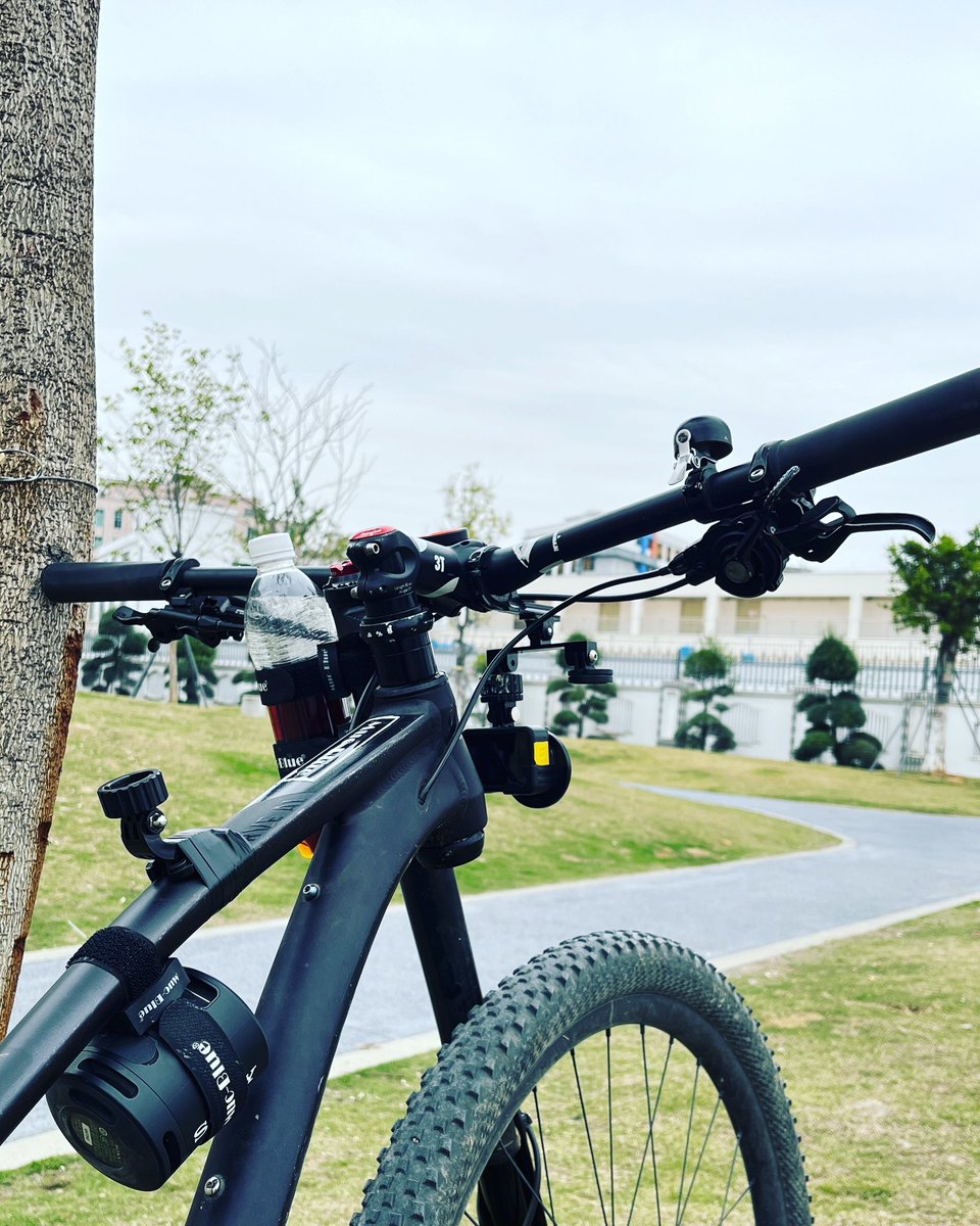 senlin305's tweet photo. #MucBlue
#UtilityBelt
#MTB
#mountainbike
#ride
#bike 
#cycle
#cycling 
#bicycle
#Gopro
#Canyon
#Lefty
#魔术贴绑带
#固定底座
#充电宝
#菠萝啤
#飲料
#扎带
#山地车
#登山车
#脚车
#单车
#脚踏车
#自行车
#자전거
#라이딩 
#自転車 https://t.co/KZB6J7FL32