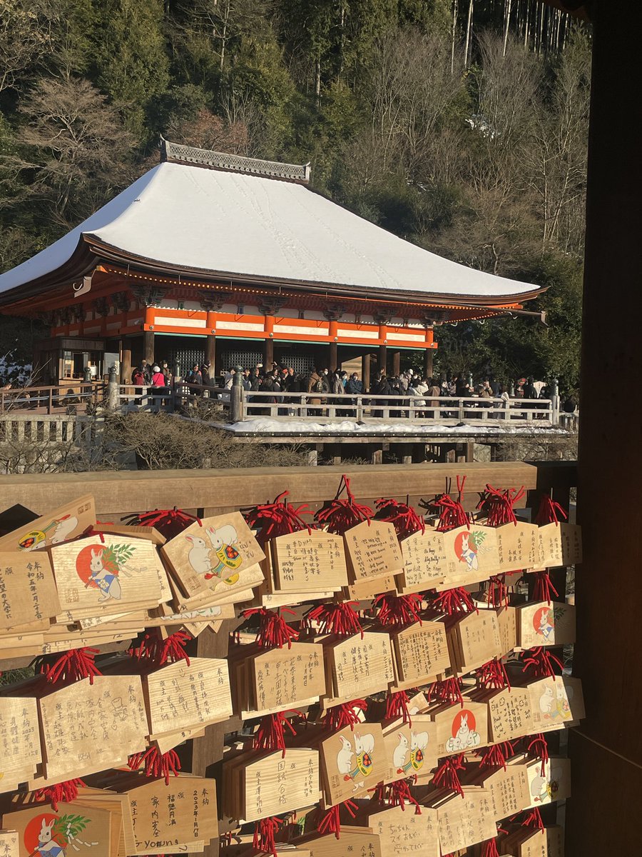 lavexnde's tweet photo. 📍청수사 (기요미즈데라)

교토 내에서 사람이 제일 많던 곳이자 코난 극장판에 나왔던 그곳..꒰⑅ᵕ༚ᵕ꒱˖ (사계절 내내 아름다운 곳이라곤 하나 겨울은 잘 모르겠습니다..🫠) 청수사로 올라가는 상점가들 곳곳에선 치이카와 굿즈들을 팔고 있었다!🍵 https://t.co/TPtpkyHrCZ