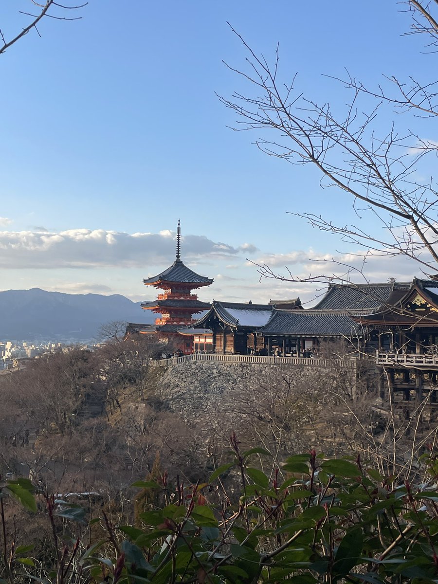 lavexnde's tweet photo. 📍청수사 (기요미즈데라)

교토 내에서 사람이 제일 많던 곳이자 코난 극장판에 나왔던 그곳..꒰⑅ᵕ༚ᵕ꒱˖ (사계절 내내 아름다운 곳이라곤 하나 겨울은 잘 모르겠습니다..🫠) 청수사로 올라가는 상점가들 곳곳에선 치이카와 굿즈들을 팔고 있었다!🍵 https://t.co/TPtpkyHrCZ
