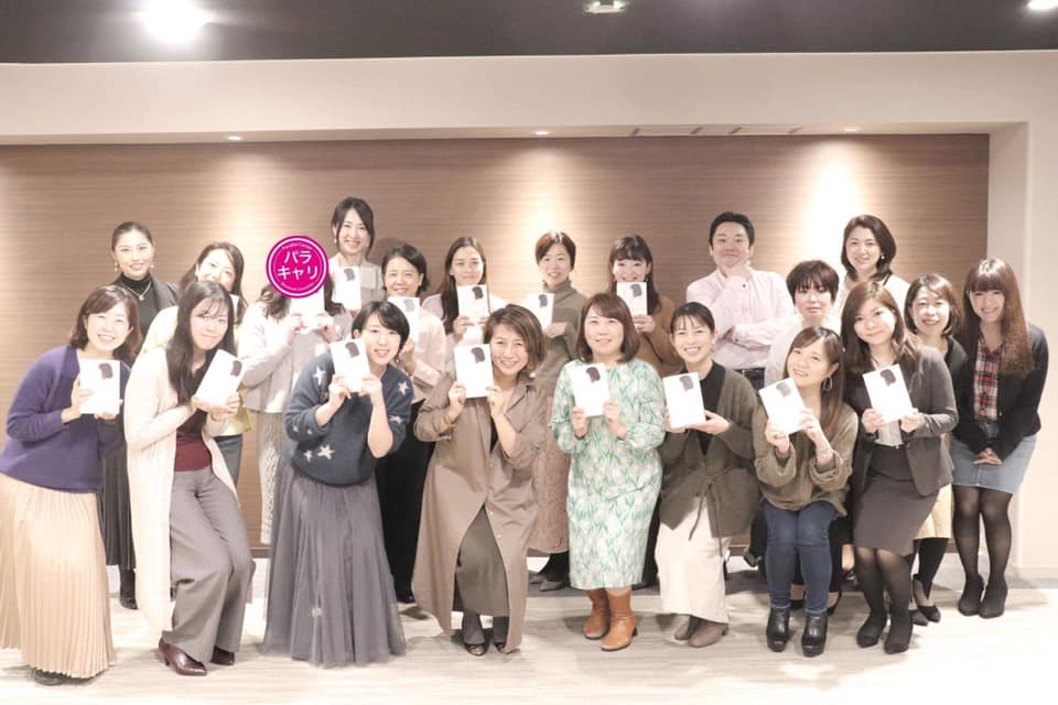 SATOYUMI_0225's tweet photo. 【めっちゃ恥ずかしいのですが、大ピンチです】
あのー。お願いといいますか、ご相談といいますか。めちゃくちゃ恥ずかしい話をしてもいいでしょうか。
6月1日（木）の19:00から、中目黒の蔦屋書店さんで、『女の年齢は髪で決まる』の出版記念ヘアアドバイス会があるんですよね。
なのですが、なんと、びっくりするほどお申し込みがなくてですね、このままだと、八木ちゃんと２人で１on１で面談できちゃうのではないか、という感じです（それはそれで、きてくださる方には良いのかもしれない・・・）。
・
コロナ以降、３年半ぶりのリアルのヘアイベントでして、私自身もめっちゃ楽しみにしていたのですが、驚きの人気のなさです・・・。
・
私のヘアイベントは、数ある私のコンテンツの中で一番満足度が高くて（自分で言ってしまいますが、ほんとです。過去の楽しそうな画像、貼っておきます笑）。
きっと喜んでもらえるイベントだと思うーというのと、今回は美容師の八木ちゃんが一緒なので、なおさら、その場でいろんなアドバイスをさせていただけるかなって思っております。書籍つきで3000円だそうです。
・
というわけで、１日の夜、お時間ある方、中目黒に遊びにいらっしゃいませんか？　めっちゃ密でアットホームなお時間をお約束します笑。みなさんが、納得いくまで、ヘアのご相談のります。多分、今の感じだと、一人あたりのお時間めっちゃとれますーーー笑。

お申し込みはこちらです
⏬
https://t.co/nosrB55U2z